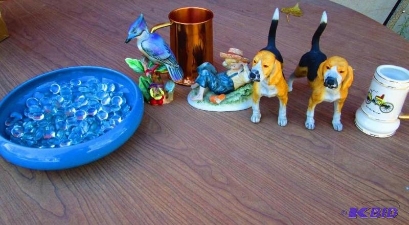 lot 78 image: Lot of Dcor incluing dogs, birds, boy, and mu...