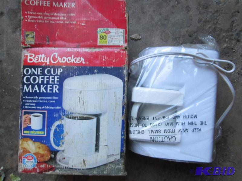 lot 8 image: New Betty Crocker 1 cup coffee maker- with ce...