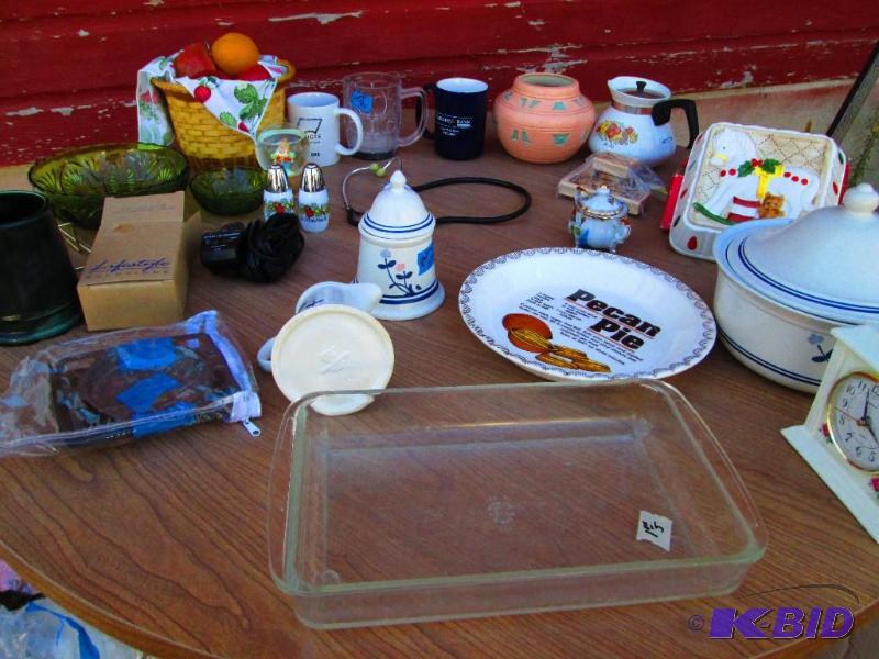 lot 93 image: Lot of assorted kitchen items...