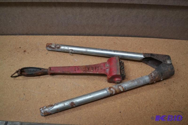 lot 129 image: Cattle Dehorner, and a mystery item