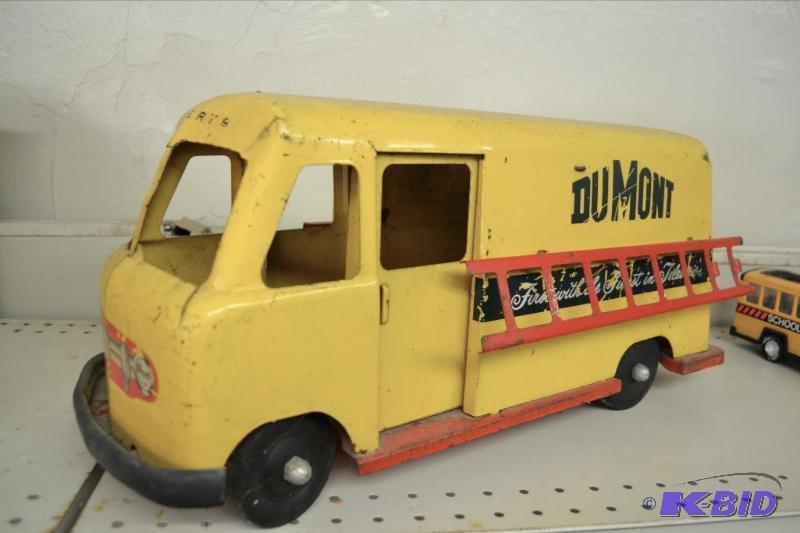 lot 160 image: Roberts 1940s Dumont Ride on Television Truck