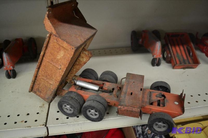 lot 180 image: Toy Dump Truck