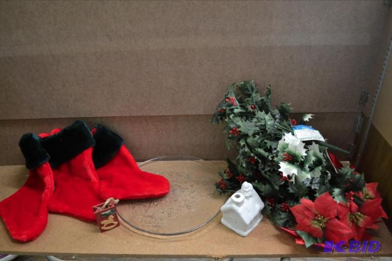 lot 199 image: Christmas Decorations