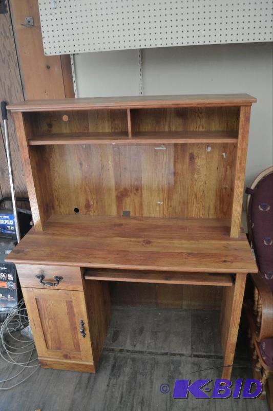 lot 213 image: Computer Desk
