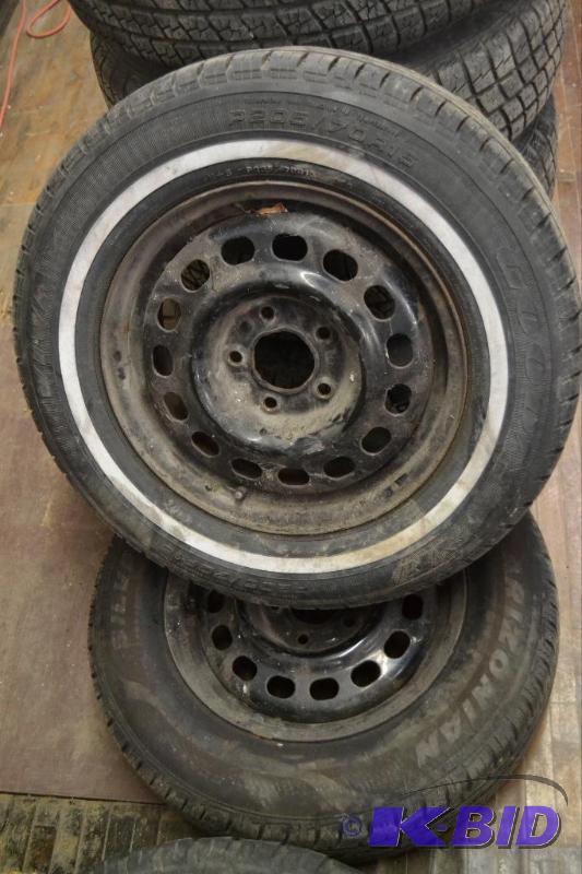 lot 216 image: Pair of 15 Rims with 20570R15 Tires