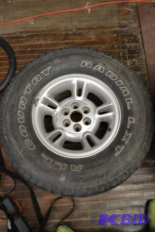 lot 217 image: One 31x10.50 R15 Tire and Rim