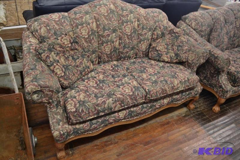 lot 218 image: Love Seat