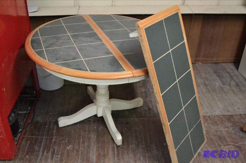 lot 6 image: Pedestal Table