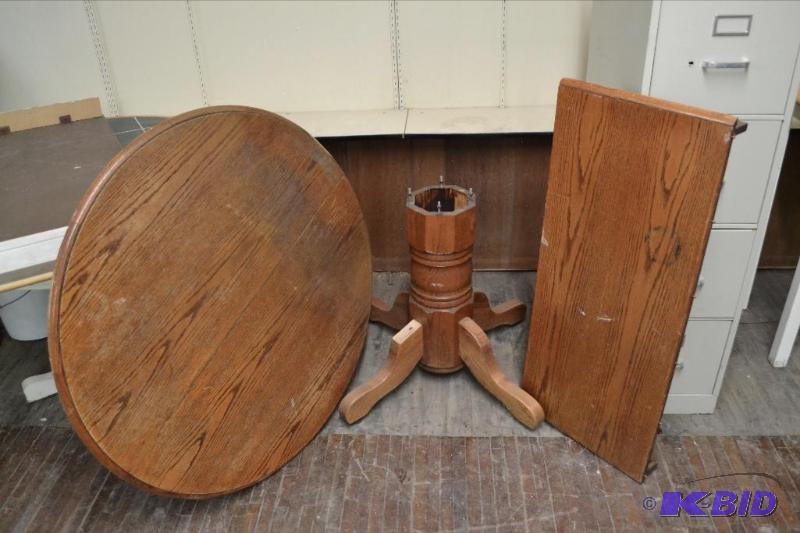 lot 7 image: Pedestal Table