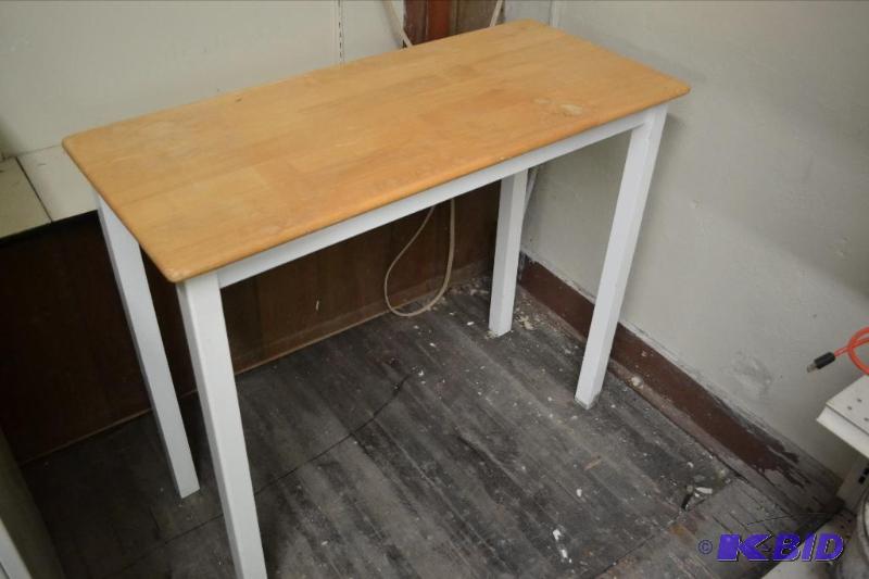 lot 8 image: Table