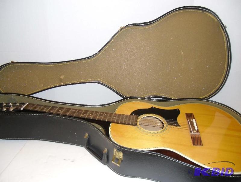 lot 20022 image: Vintage Acoustic 6 string Guitar in Case