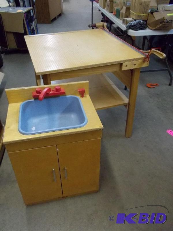 lot 9 image: Paper Cutter and Play Sink