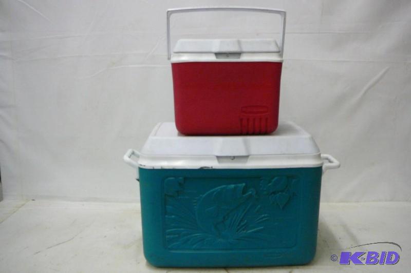 lot 16 image: 2 Coolers 1 large Rubbermaid and 1 small Rubb...