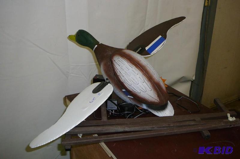 lot 29 image: Electric mallard decoy 12 volt, 2 batteries, ...