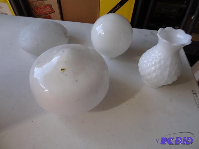 lot 122 image: Misc light fixture globes...