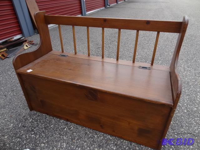 lot 14 image: Entry way bench with flip up lid for storage....