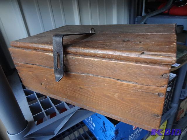 lot 169 image: Vintage Wood Box. 18 x 12 x 7...