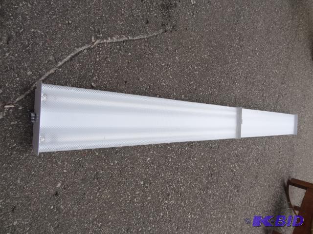 lot 39 image: Fluorescent strip light. T8 bulbs. 8 long. H...