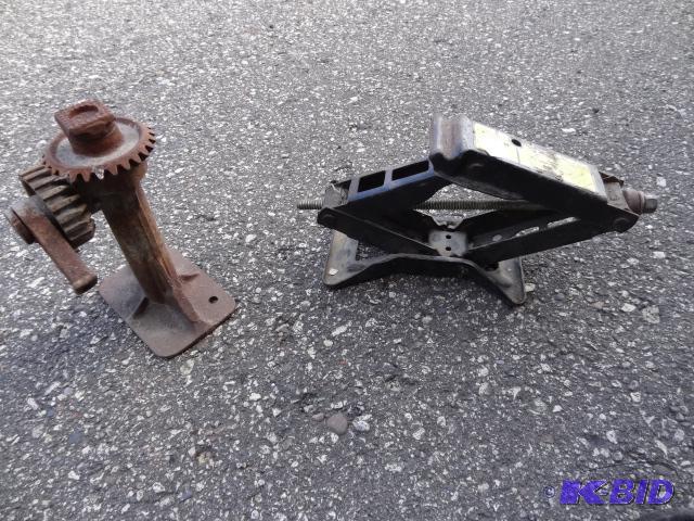 lot 49 image: 2 jacks...