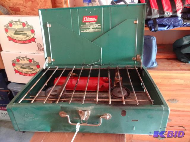 lot 6 image: Coleman gas camping stove. Complete and in go...
