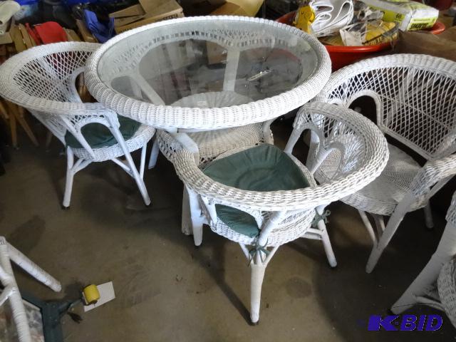 lot 71 image: Wicker patio set. 4 chairs and table. 26 x 25...