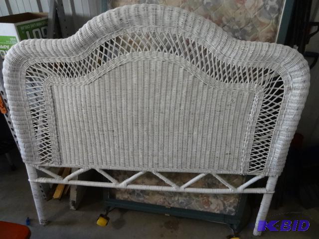 lot 72 image: Wicker head board. No frame. 60 x 55...