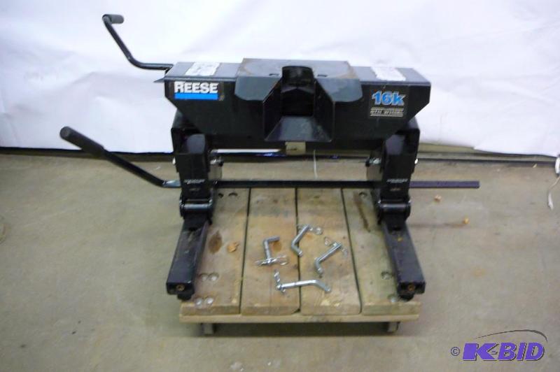 lot 5 image: Reese 16K roller 5th wheel plate Gross 16,00...