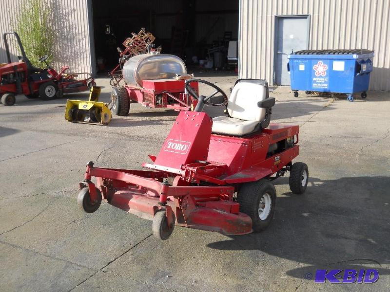 lot 16 image: Toro 117 Groundsmaster Lawn Mower