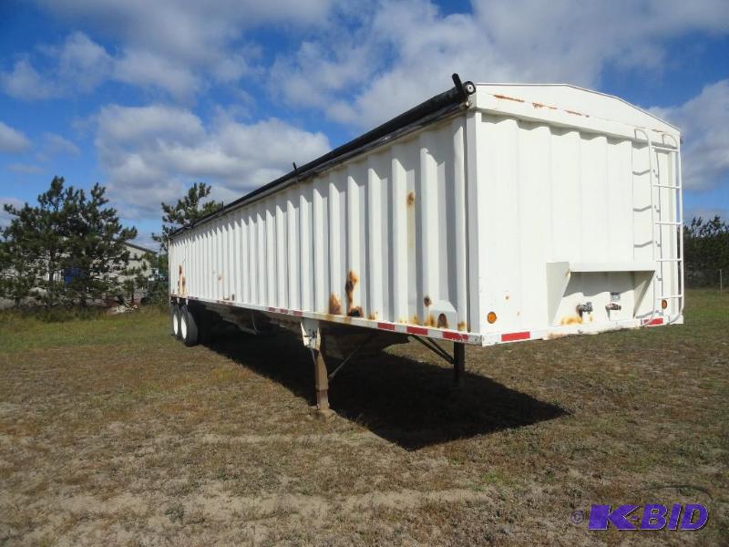 lot 16 image: Hopper Bottom Grain Trailer