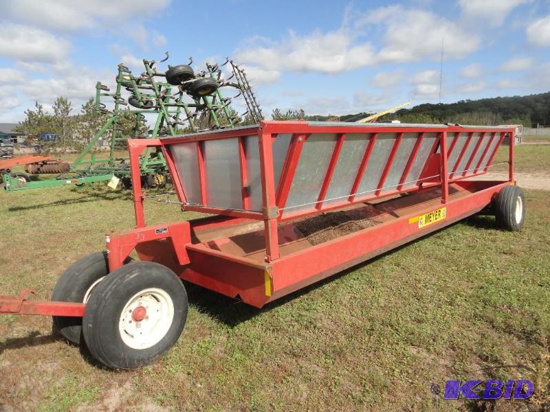 lot 19 image: Feed Wagon