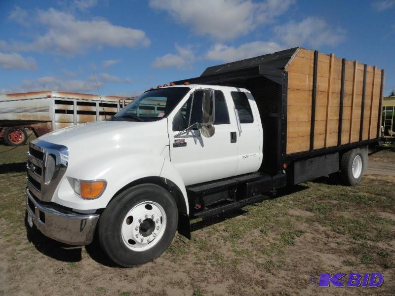 lot 3 image: 2004 Ford F650 Dump Truck