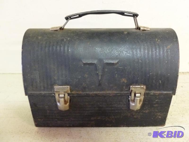 lot 105 image: Vintage American Thermos Co. metal lunch box,...