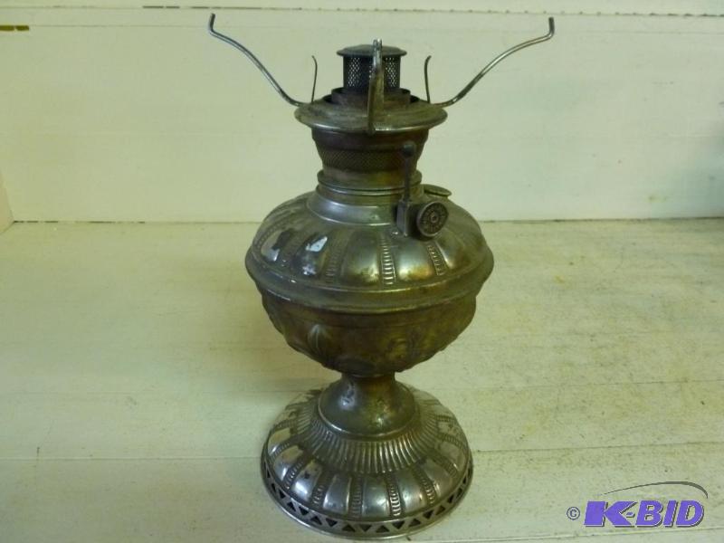 lot 109 image: Antique Royal oil lamp that measures 12"...