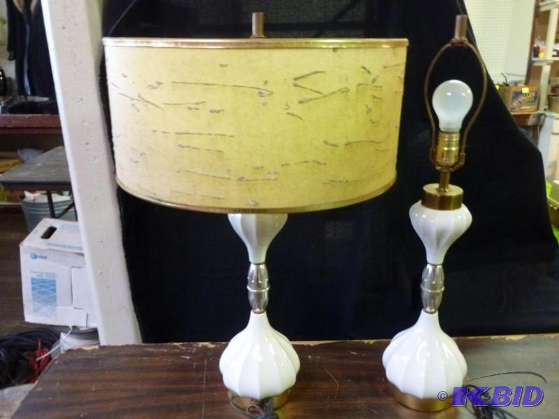 lot 112 image: Lot of two vintage porcelain lamps, one of th...