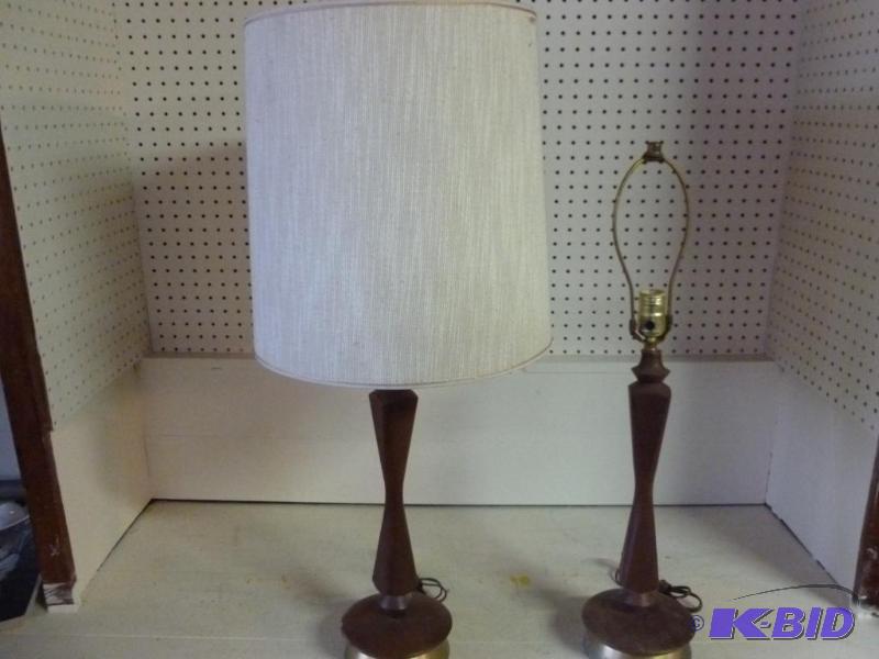 lot 113 image: Lot of two vintage wood bodied end table lamp...