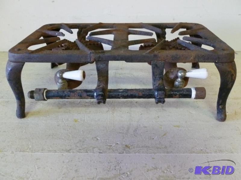 lot 12 image: Vintage cast iron bodied double burner propan...