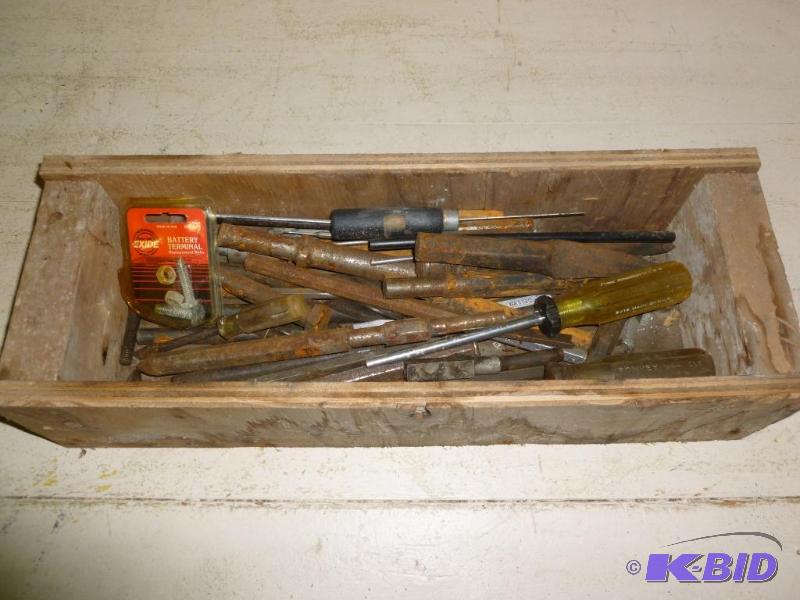lot 139 image: Wooden tool box loaded up with an assortment ...