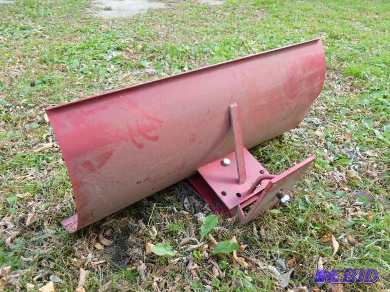 lot 14 image: Heavy duty steel push blade that measures 32&...