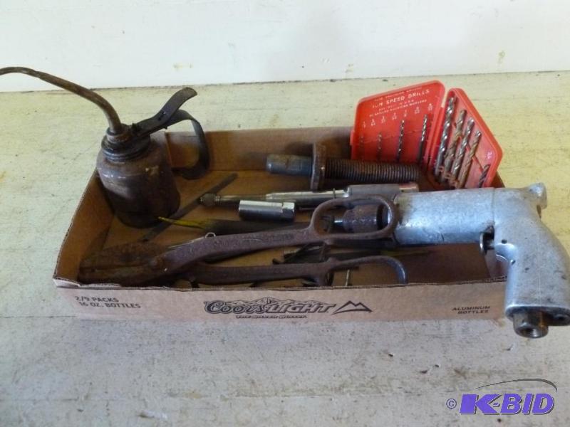 lot 165 image: Large lot of assorted tools, shop and handy m...
