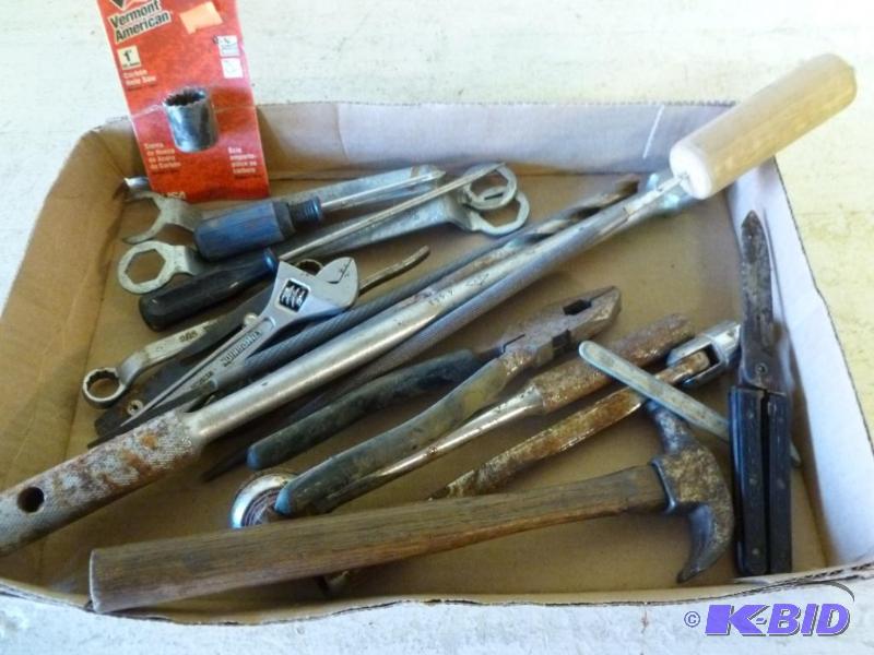 lot 168 image: Large lot of assorted tools, shop and handy m...