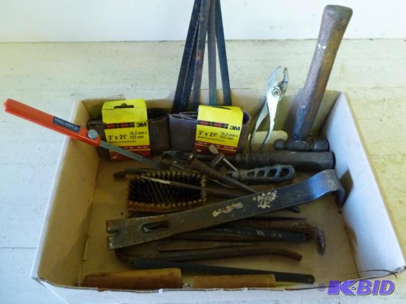 lot 170 image: Large lot of assorted tools, shop and handy m...