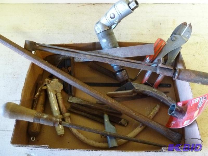 lot 171 image: Large lot of assorted tools, shop and handy m...