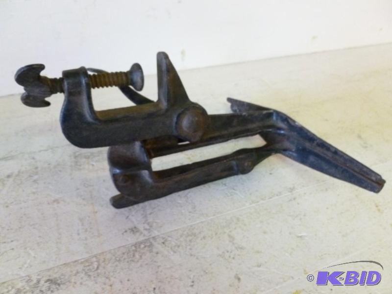 lot 18 image: Large antique cast iron saw vise that measure...