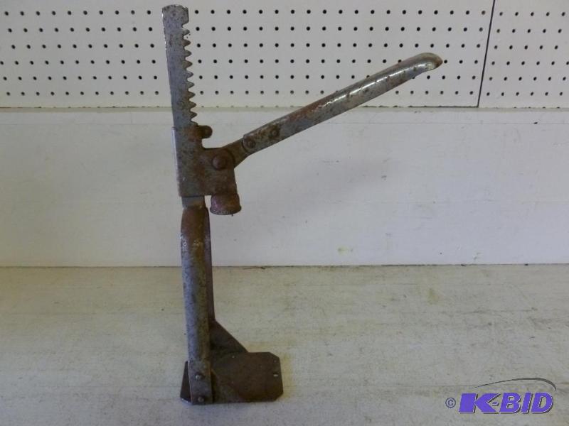 lot 190 image: Vintage Indestra bottle capper, measures 17.5...