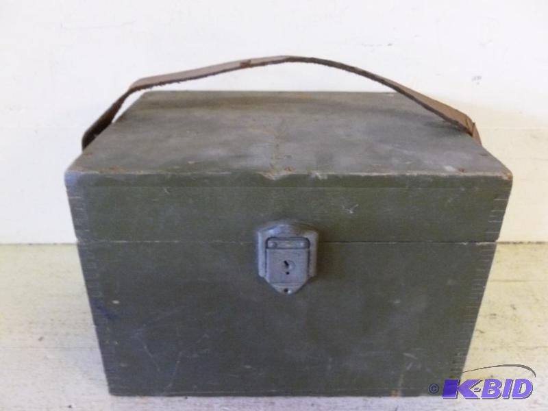 lot 202 image: Vintage wooden dovetailed flip lid box with c...