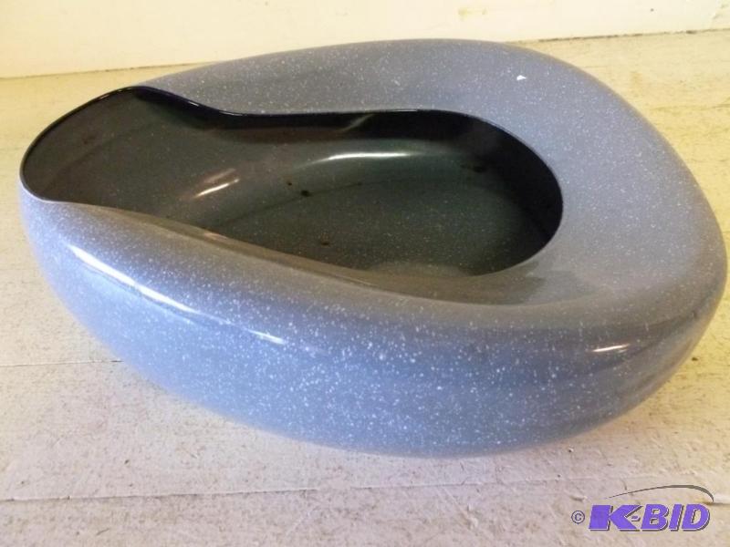 lot 205 image: Vintage porcelain bedpan, great condition....