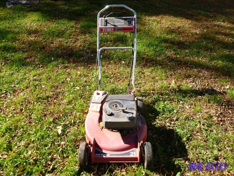 lot 32 image: Toro 21" gas engine push mower, motor pu...