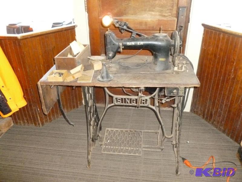 lot 6 image: Large Antique Singer Commercial Leather Sewin...