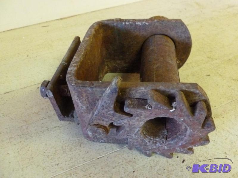 lot 71 image: Heavy duty trailer mount strap wench, measure...