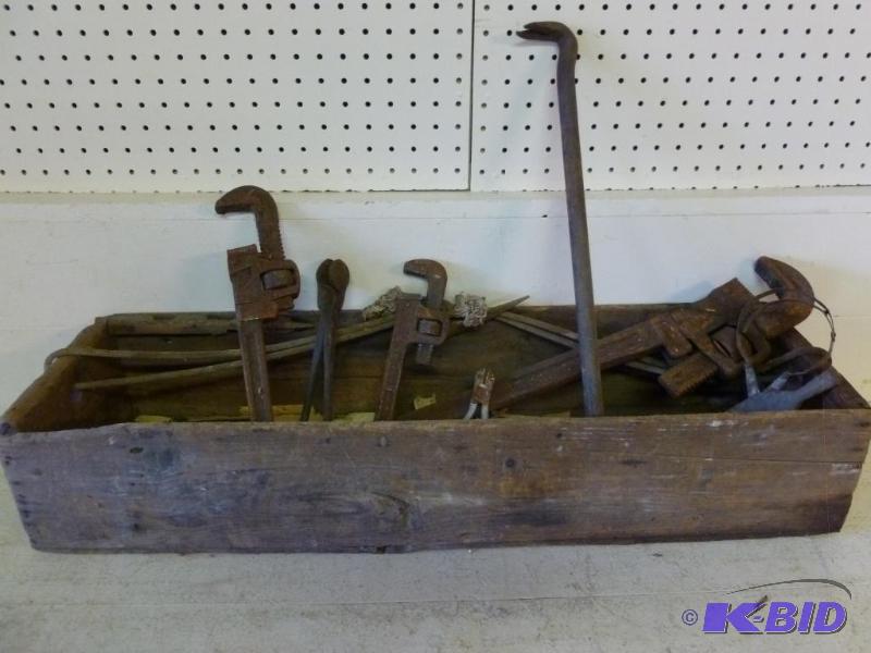 lot 73 image: Large vintage wooden carpenters box with thre...